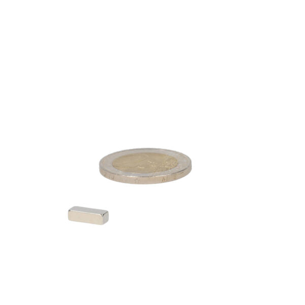 Zilveren neodymium blokmagneet 10x4x3 mm naast munt voor schaal met krachtige magnetische prestaties voor industriële toepassingen