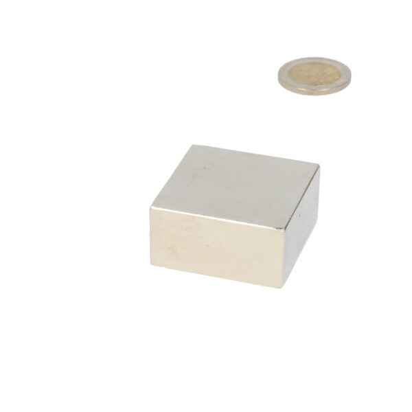 Neodymium blokmagneet 40x40x20 mm in zilverkleurige kubusvorm met glad metalen oppervlak en sterke n50 magneetkracht