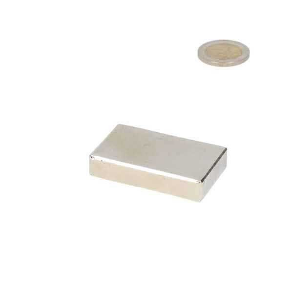 Zilverkleurige neodymium blokmagneet 50x30x10 mm met een glad gepolijste metalen oppervlakte