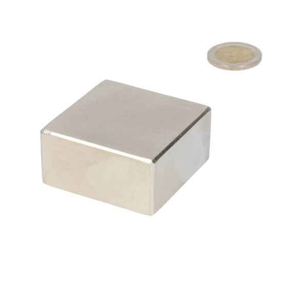 Neodymium blokmagneet 50x50x25 mm n50 met uitzonderlijke magnetische kracht en zilverkleurige metalen afwerking