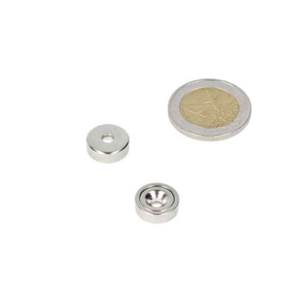 Zilverkleurige neodymium potmagneet 13 x 4,5 mm met boor-verzinkgat naast euro munt voor magnetische kracht schaal