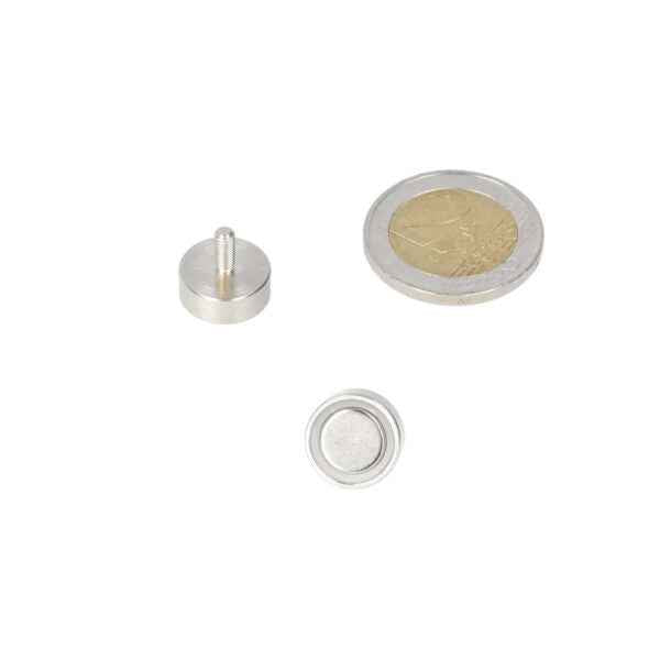Silverkleurige krachtige magnetische potmagneet 13 x 5 mm met draadstift m3 naast een euro munt voor schaal