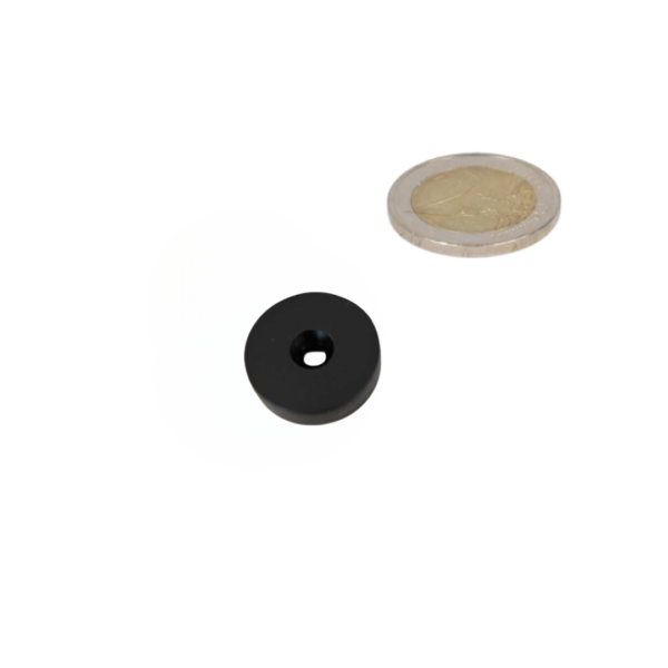 Zwarte neodymium ringmagneet 17,5 mm met kunststof beschermlaag en verzinkgat voor diverse toepassingen