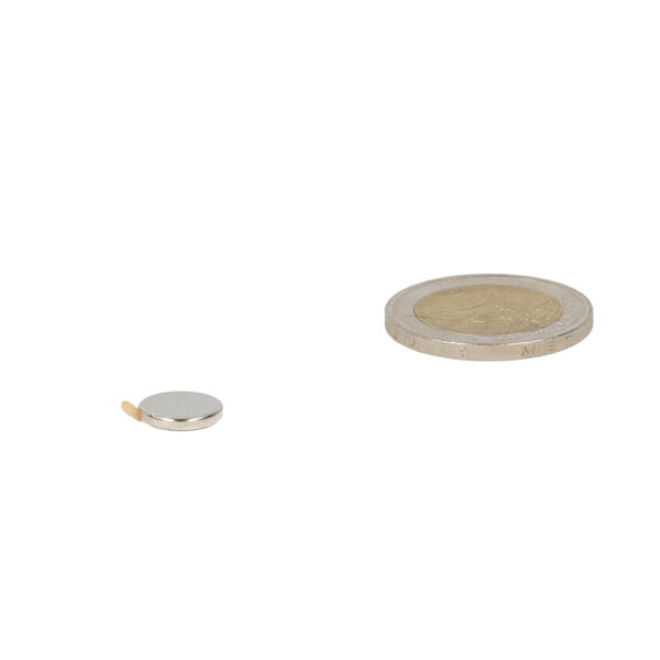 Kleine zilveren schijfmagneet 10 x 1,5 mm met goudkleurig lipje zelfklevende magneten voor diverse toepassingen