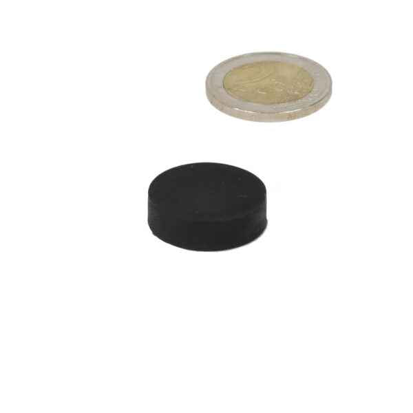 Zwarte schijfmagneet 22 x 6,4 mm met rubberen ommanteling sterke neodymium magneet voor diverse toepassingen