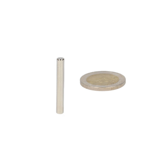 Zilveren hoogwaardige neodymium magneet staafmagneet 4 x 30 mm naast een munt ter schaalverdeling