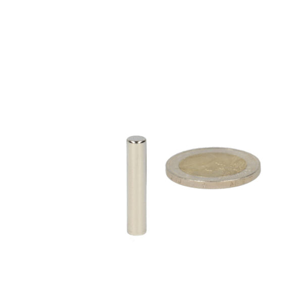 Silver cilindervormige hoogwaardige neodymium magneet 5 x 30 mm naast een munt voor schaalreferentie