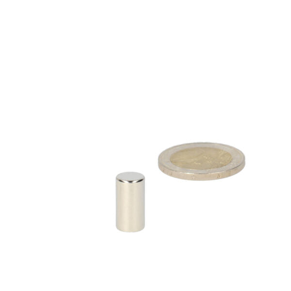 Zilverkleurige neodymium staafmagneet 8 x 15 mm naast een munt ter illustratie van de magnetische kracht