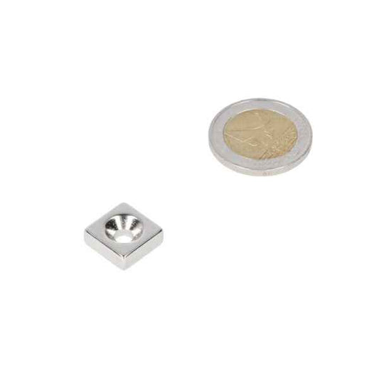 Neodymium Blokmagneet 13.5×13.5×5 mm, N48 met verzonken gat 4.5 mm (zuid-pool)