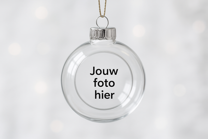 Doorzichtige kerstbal, met in het midden plek voor een afbeelding waar nu de tekst "Jouw foto hier" staat