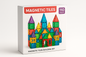 Een speelgoeddoos, zoals een speelgoeddoos van een puzzel of een gezelschapsspel voor het product magnetic tiles met daarop een prachtig bouwwerk gemaakt uit 110 stukken magic tiles