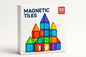 Een speelgoeddoos, zoals een speelgoeddoos van een puzzel of een gezelschapsspel voor het product magnetic tiles met daarop een prachtig bouwwerk gemaakt uit 50 stukken magic tiles