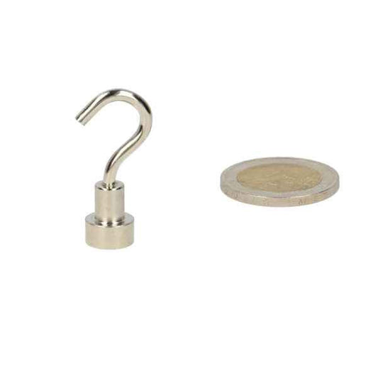 Zilverkleurige haakmagneet met gebogen design en cilindrische basis in stalen behuizing met krachtige neodymium n40 magneet