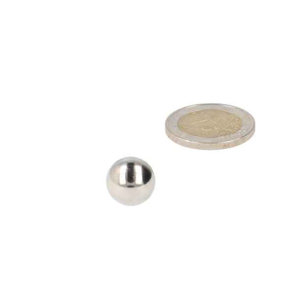 Een kogelmagneet van 12 7 mm met een glanzend zilverkleurig metallic oppervlak en uitstekende magnetische prestaties voor diverse toepassingen