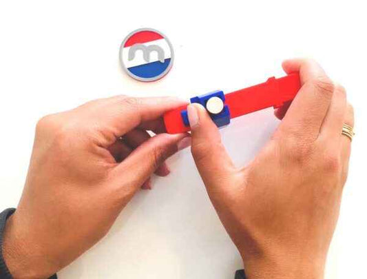 Rood en blauw plastic magneet dispenser met witte cirkelknop en maximale afmetingen hoogte 1.5mm ø10mm
