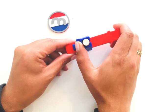 Rood en blauw plastic magneet dispenser met witte knop en maximale afmetingen hoogte 10mm diameter 10mm geschikt voor diverse soorten magneten