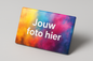 Magneet met een kleurrijke foto met de tekst "Jouw foto hier" en achter deze magneet een grijze achtergrond
