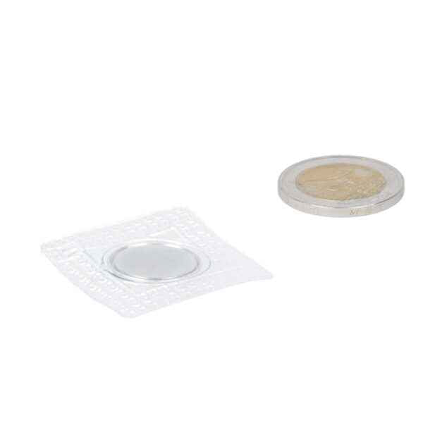 Silveren ronde naaimgnet met pvc van 18 x 2 mm naast een euromunt ter grootte vergelijking krachtige magneten