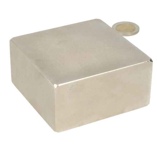 Zilverkleurige neodymium blokmagneet 100x100x50 mm n50 met glad metalen oppervlak en afgeronde randen voor sterke magnetische kracht