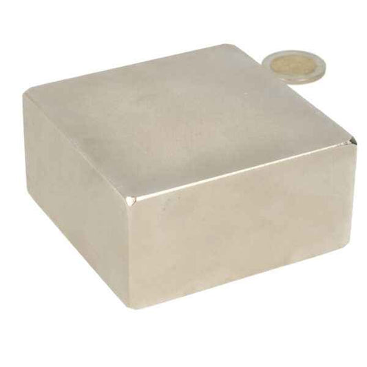 Zilverkleurige neodymium blokmagneet 100x100x50 mm n50 met glad metalen oppervlak en afgeronde randen voor sterke magnetische kracht