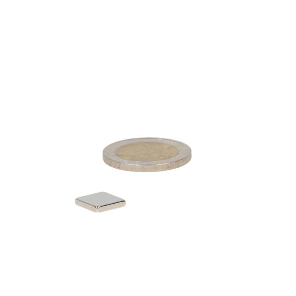 Zilverkleurige neodymium blokmagneet 10x10x2 mm met gepolijste metalen afwerking krachtige magneten