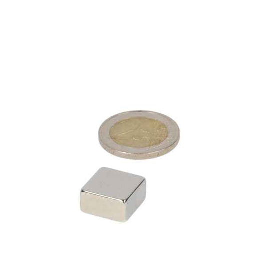 Zilverkleurige sterke neodymium blokmagneet 15x15x8 mm n45 met krachtige magnetische eigenschappen