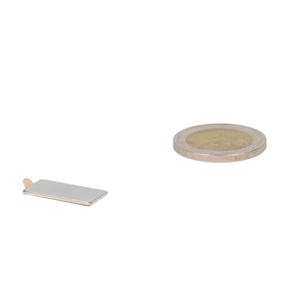 Zilverkleurige neodymium blokmagneet 20x10x1 met zelfklevende achterkant geschikt voor verschillende toepassingen