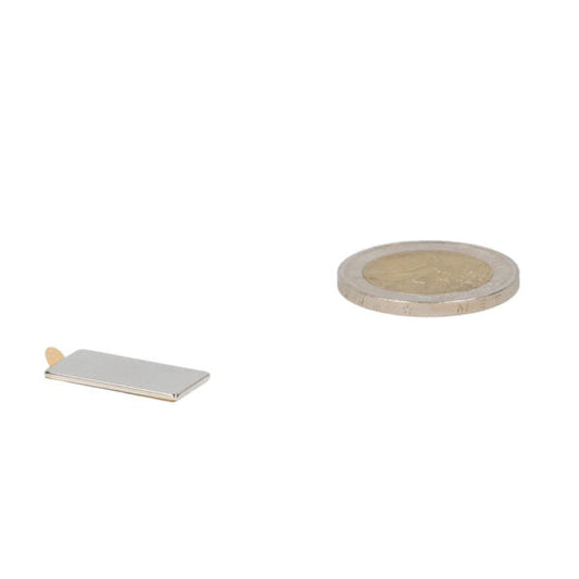 Zilverkleurige neodymium blokmagneet 20x10x1 met zelfklevende achterkant geschikt voor verschillende toepassingen