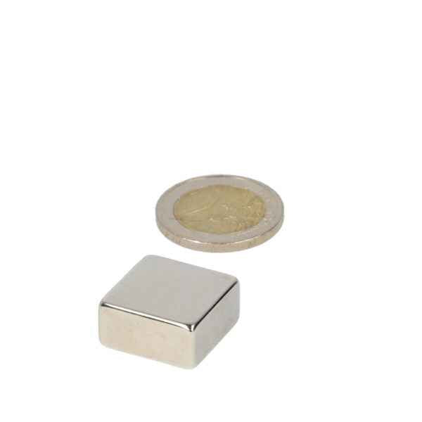 Neodymium blokmagneet 20x20x10 mm vierkant zilverkleurig met gepolijste metallic afwerking en sterke magnetische kracht