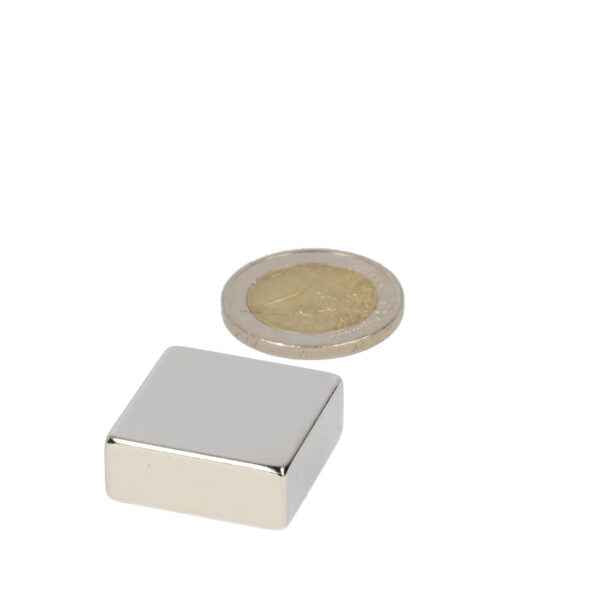 Zilverkleurige neodymium blokmagneet 25x25x10 mm met gepolijste metalen afwerking en sterke magneetkracht n48