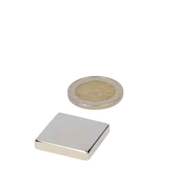 Zilveren vierkante neodymium blokmagneet 25x25x5 mm n45 met een glad en reflecterend oppervlak krachtige magneten