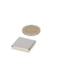Zilveren vierkante neodymium blokmagneet 25x25x5 mm n45 met een glad en reflecterend oppervlak krachtige magneten