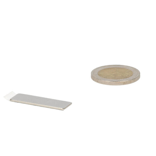 Zilverkleurige neodymium blokmagneet 30x10x1 mm met zelfklevende strip voor diverse toepassingen