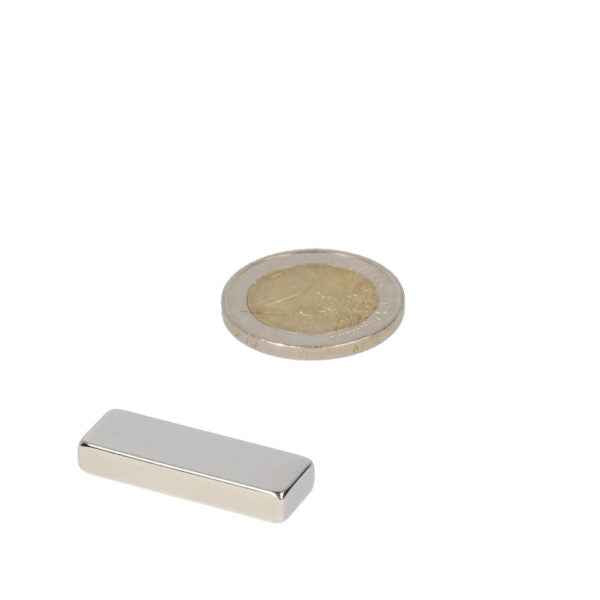 Zilverkleurige neodymium blokmagneet 30x10x5 mm n45 met rechthoekig ontwerp en sterke magnetische kracht