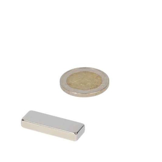 Zilverkleurige neodymium blokmagneet 30x10x5 mm n45 met rechthoekig ontwerp en sterke magnetische kracht