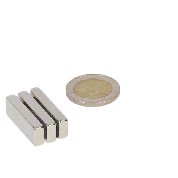 Drie zilveren neodymium blokmagneet 30x10x7 mm n45 magneten met sterke magnetische eigenschappen naast elkaar geplaatst