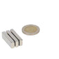 Drie zilveren neodymium blokmagneet 30x10x7 mm n45 magneten met sterke magnetische eigenschappen naast elkaar geplaatst