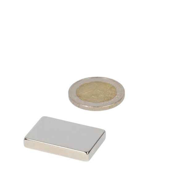 Rechthoekige zilverkleurige neodymium blokmagneet 30x20x5 mm met een glad gepolijste metalen oppervlakte n45