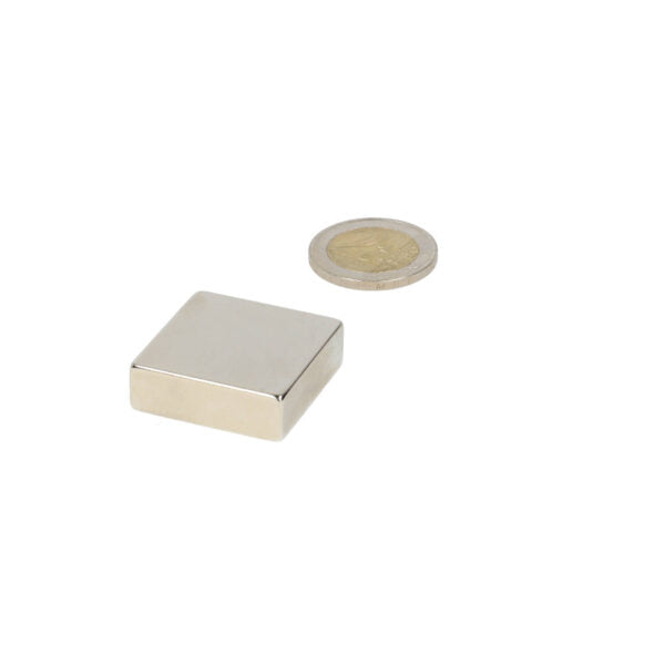 Zilverkleurige neodymium blokmagneet 30x30x10 mm n45 met gepolijste metalen afwerking krachtige magneet