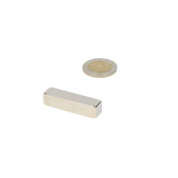 Zilverkleurige neodymium blokmagneet 40x10x10 mm met glad gepolijst metalen oppervlak n45