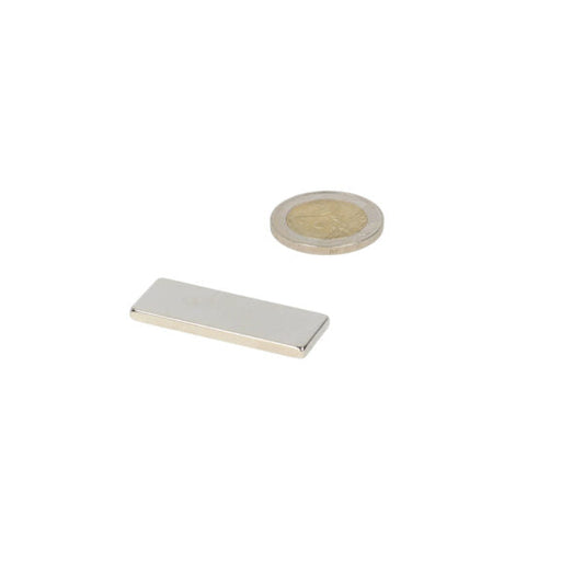Neodymium blokmagneet 40x15x3 mm met een zilveren, gepolijste metalen oppervlakte en sterke magnetische kracht
