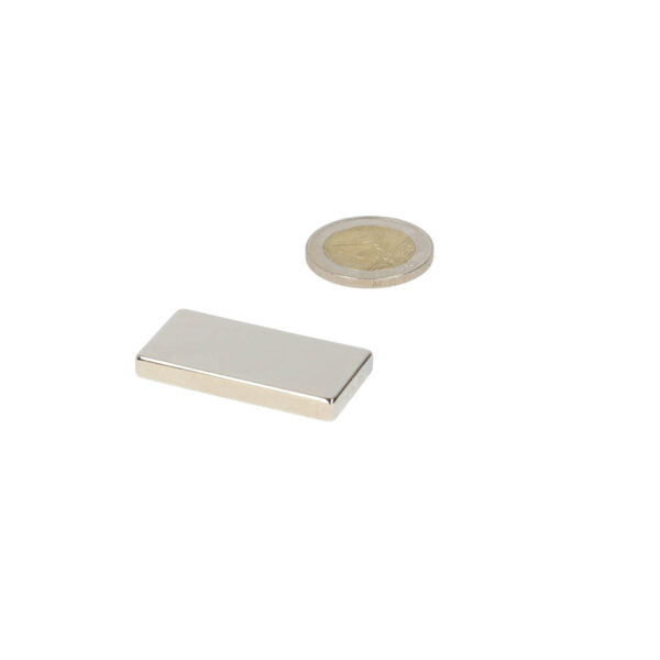 Zilverkleurige neodymium blokmagneet 40x20x3 mm met een glad gepolijste metalen oppervlakte voor magnetische verbindingen