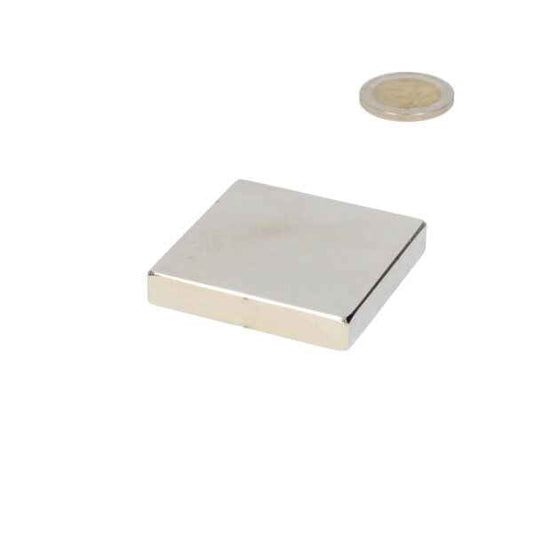 Zilverkleurige neodymium blokmagneet 50x50x9 mm met een gladde, gepolijste metalen oppervlakte en compact formaat