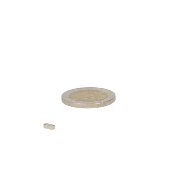 Neodymium blokmagneet 5x2x2 mm met zilveren, platte metalen oppervlak en afgeronde randen voor verschillende toepassingen