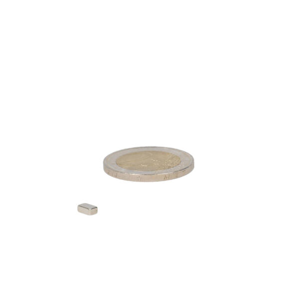 Zilverkleurige neodymium blokmagneet 5x3x2 mm naast een euro munt voor schaal, krachtige magneten voor precisiegebruik
