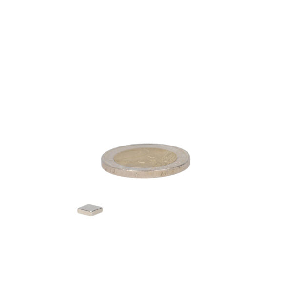 Neodymium blokmagneet 5x5x1 5 mm met krachtige zilveren metalen afwerking en compacte vierkante vorm