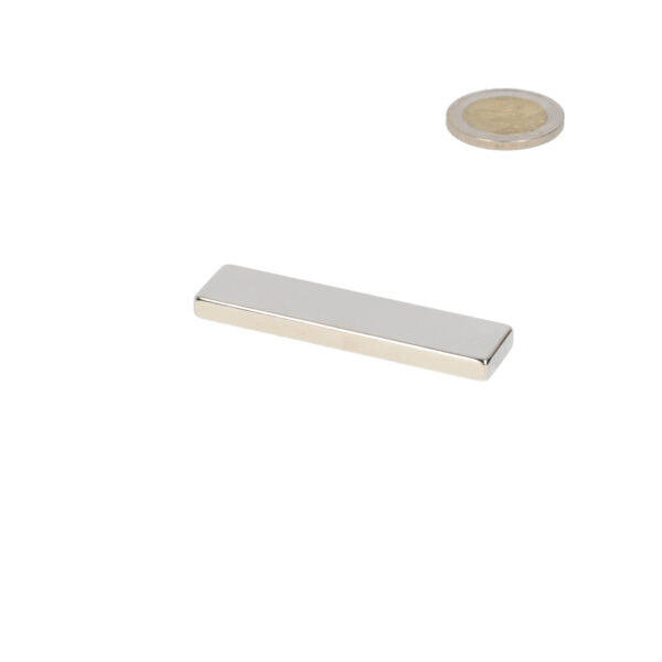 Zilverkleurige neodymium blokmagneet 60x15x5 mm met glad gepolijste oppervlakte en sterke aantrekkingskracht