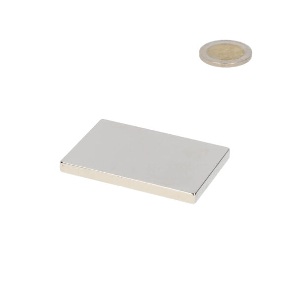 Rechthoekige zilverkleurige neodymium blokmagneet 60x40x5 mm met glad gepolijste oppervlak en afgeronde randen