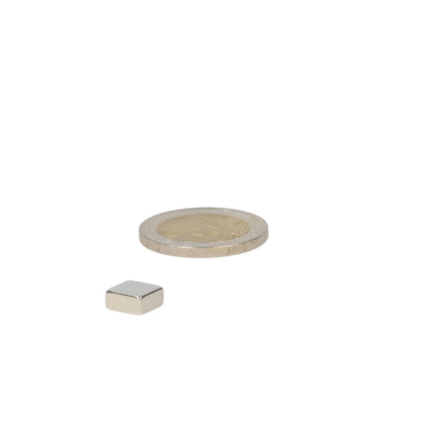 Zilverkleurige neodymium blokmagneet 8x8x4 mm vierkant van hoogwaardig materiaal met sterke magnetische kracht