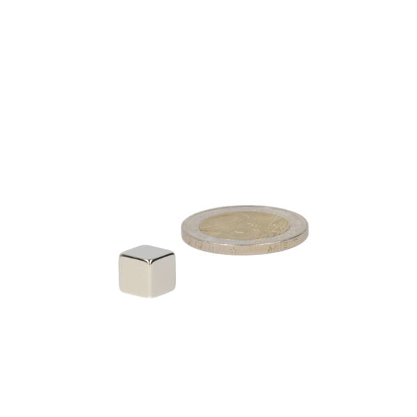 Zilverkleurige vierkante neodymium kubusmagneet 08 mm met sterke aantrekkingskracht en duurzaam materiaal